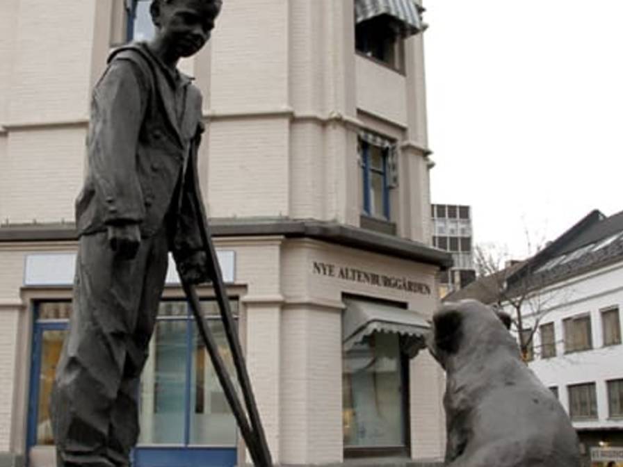 07- AltenburggÄrdenmed statuer